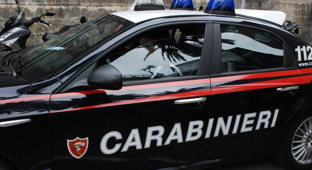 Violenza durante lo sgombero: calci e pugni ai carabinieri