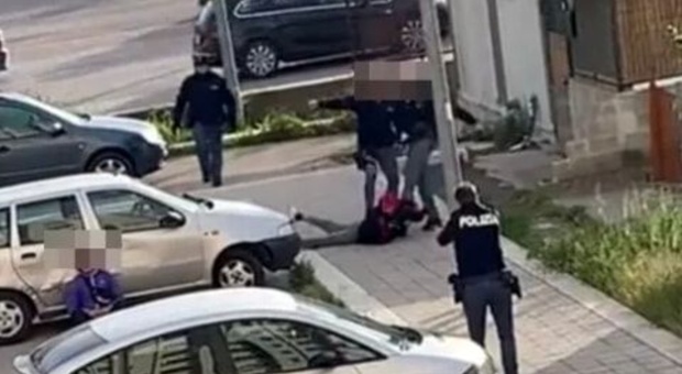 Foggia, calcio in faccia a un ragazzo mentre è a terra: poliziotto nei guai dopo il video virale su TikTok
