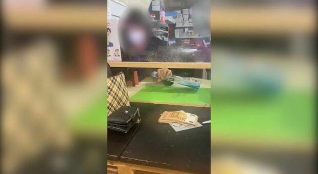 Spruzzò il detergente su una cliente colombiana: rinvio a giudizio per la commessa della cartoleria