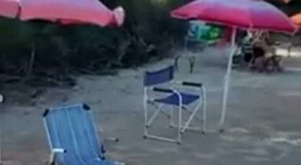 Salento, sulla spiaggia libera spuntano gli ombrelloni “segnaposto”. La rabbia contro i furbi: «Si muova la Capitaneria»