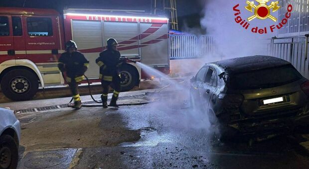 Auto incendiata nella notte in periferia: distrutta dalle fiamme una mercedes