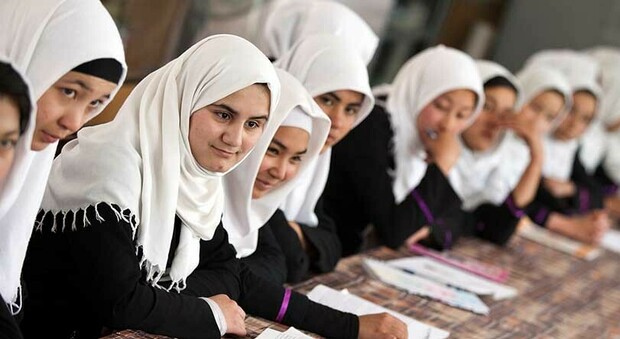 Afghanistan, l'impegno tradito dai talebani: chiudono dopo poche ore le scuole femminili