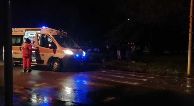 Incidente nella notte a Bari: auto contro moto in centro. Muore una 20enne