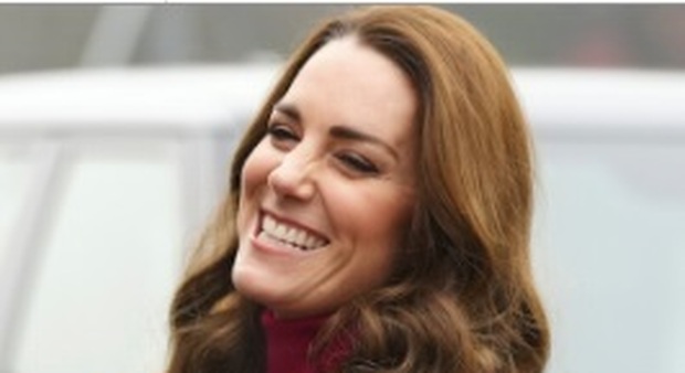 Kate Middleton sale in cattedra: insegnante per un giorno a Londra. E che successo il nuovo cappotto