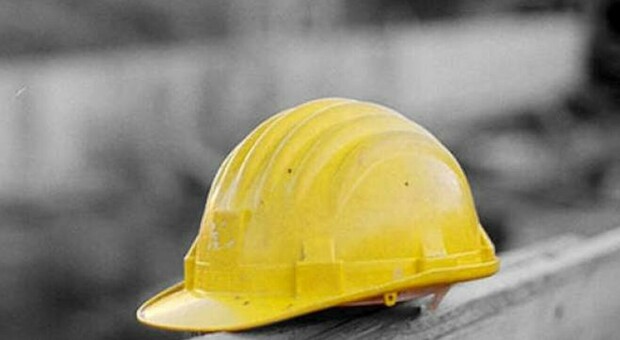 Varese, precipita da una scala da 4 metri: operaio di 41 anni muore sul lavoro