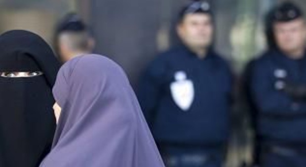Torino, strappò il velo a una musulmana sul bus: 23enne condannata