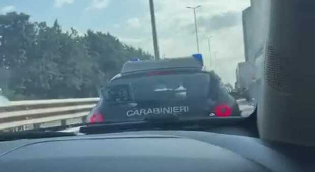 Sta per partorire ma c'è troppo traffico a causa di un incidente: mamma e papà scortati dai carabinieri