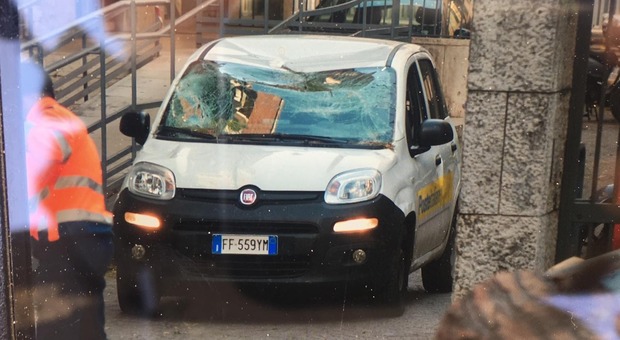 Albero crolla su auto a Roma, uno dei feriti: «No alla visita di Raggi, pensi alla cura del verde»