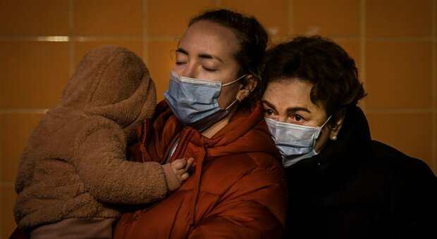 Ucraina, la diretta. Gli Usa: «I russi potrebbero usare armi chimiche» Bombe sull'ospedale pediatrico Oggi summit europeo a Versailles