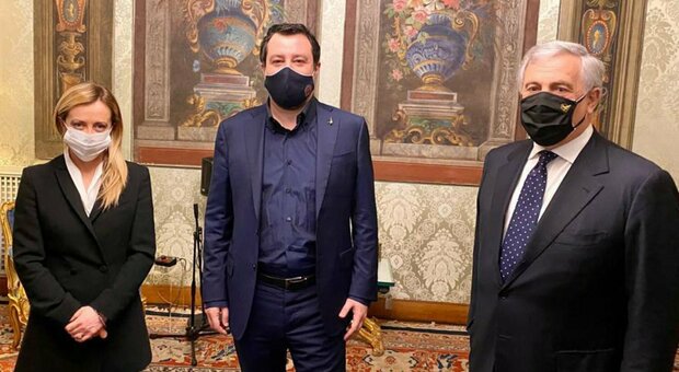 Crisi governo, Berlusconi: «Unità nazionale o voto». Ma Salvini e Meloni non si fidano più