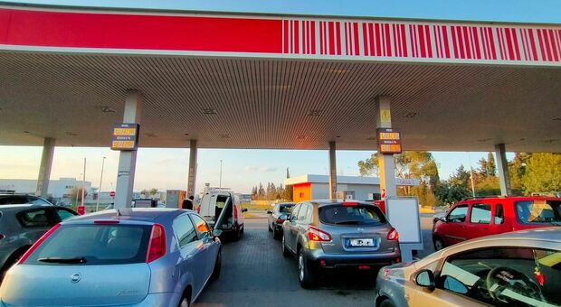 Carburanti, primo calo dei prezzi: nelle città di Puglia benzina e diesel a 2 euro