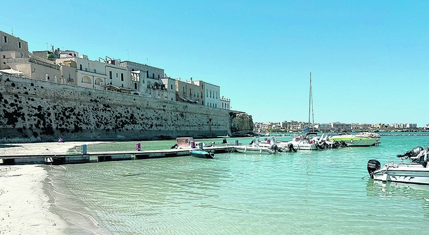 Otranto, dragaggio del porto fermo e ai piedi dei bastioni nasce una nuova spiaggia
