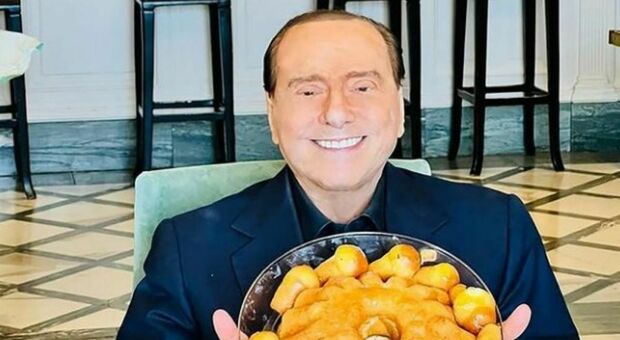 Berlusconi a Napoli, il selfie coi babà: «Sono un napoletano nato a Milano»