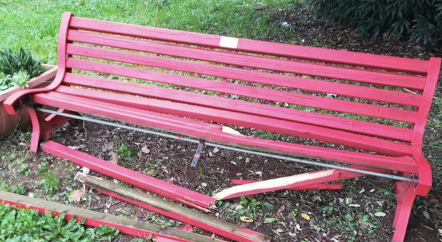Atto vandalico a Roma, agli orti urbani Ortolino, dove è stata distrutta una panchina rossa, simbolo della lotta contro la violenza sulle donne