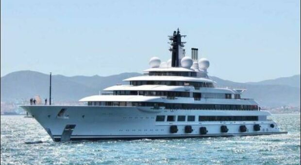 Putin, risolto il mistero dello yacht da 140 metri: ecco chi è il proprietario. A bordo c'è anche un sistema che distrugge i droni