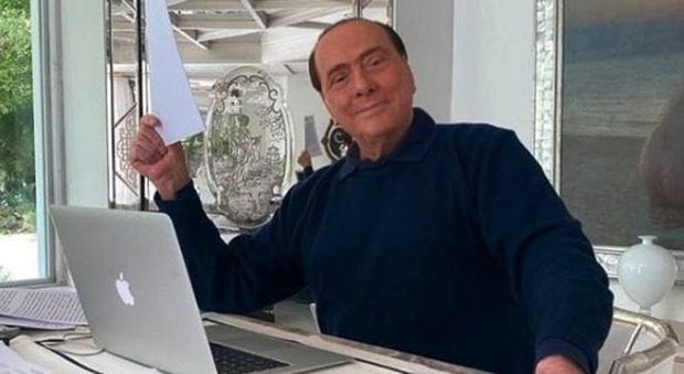 Anche Berlusconi in smart working: «Sto partecipando ai lavori del Parlamento europeo»
