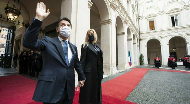 Conte lascia Palazzo Chigi: «Non ho rammarichi». E ora prepara la discesa in campo