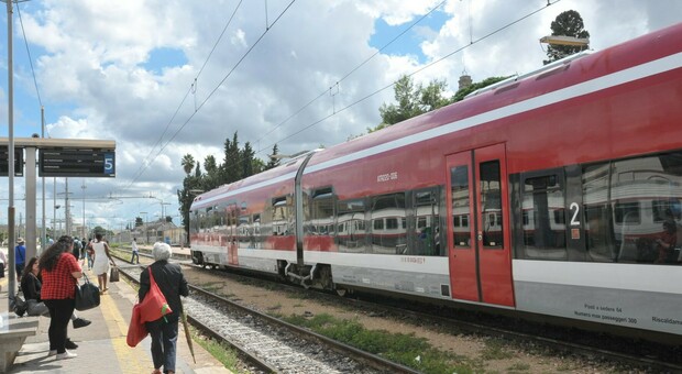 Treno e bus: arriva l'abbonamento unico per viaggiare in Puglia
