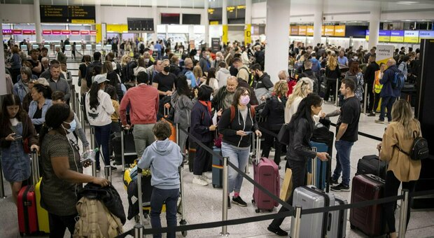 Gran Bretagna, caos negli aeroporti: Ryanair, Easyjet e British Airways cancellano i voli. «Manca personale»