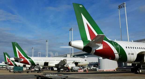 Vacanze estive, Alitalia aumenta i voli per le destinazioni turistiche. Nell'offerta, anche gli aeroporti di Bari e Brindisi
