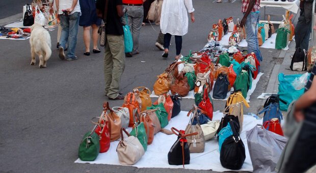 «Gli italiani comprano i falsi»: 7 su 10 sanno di acquistare merce contraffatta ma se ne fregano