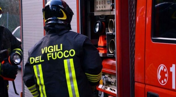 A fuoco la barca di un carabiniere in pensione: caccia ai colpevoli