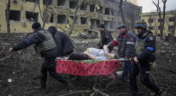 La guerra in Ucraina ha già la sua immagine simbolo: la donna incinta sulla barella all'ospedale di Mariupol