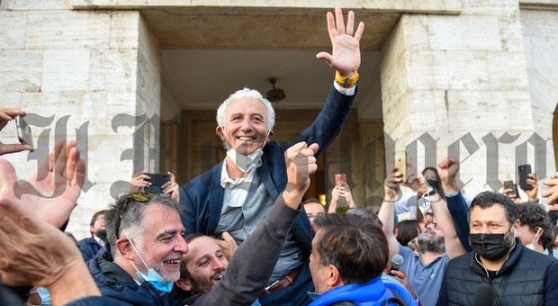 Ballottaggio, Latina ha scelto di nuovo Damiano Coletta. Folla in piazza per festeggiare il sindaco/La diretta