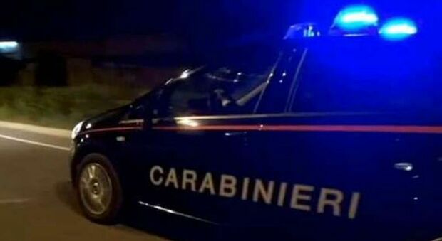 Cadavere carbonizzato all'interno di un'auto: indagano i carabinieri