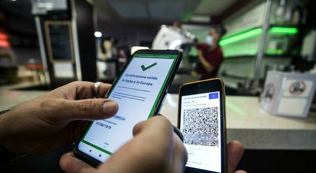 Firenze, falsi green pass in vendita nei gruppi universitari su Telegram: «300 euro a certificato per la libertà»