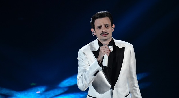 Sanremo 2019, Fabio Rovazzi: dedica al papà morto dal palco dell'Ariston, il pubblico dell'Ariston si commuove