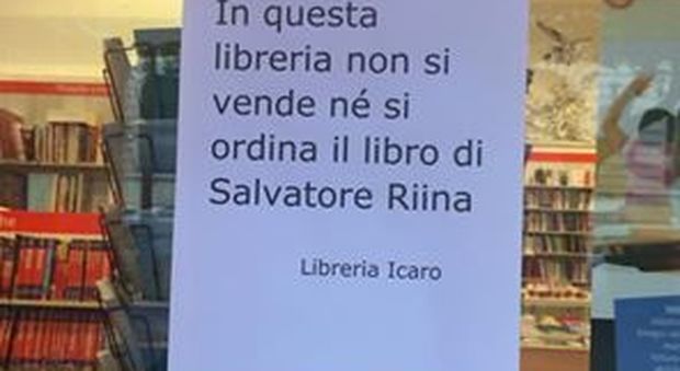 Uno dei volantini affissi sulle vetrine delle librerie di Lecce
