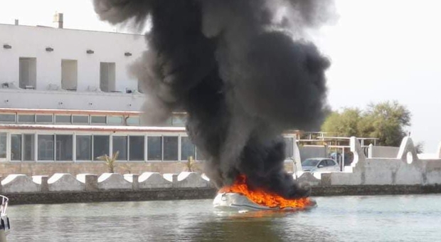 Barca per le escursioni va a fuoco, panico tra i passeggeri. Grave il titolare