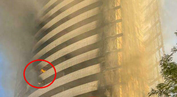 l'incendio alla torre dei Moro a Milano