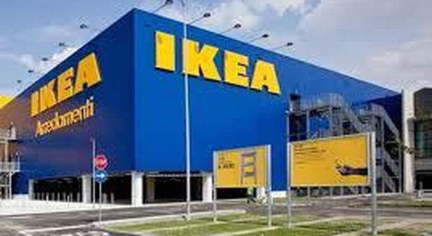 Paura all'Ikea di Firenze, centinaia di clienti evacuati: ma si trattava di un singolare guasto