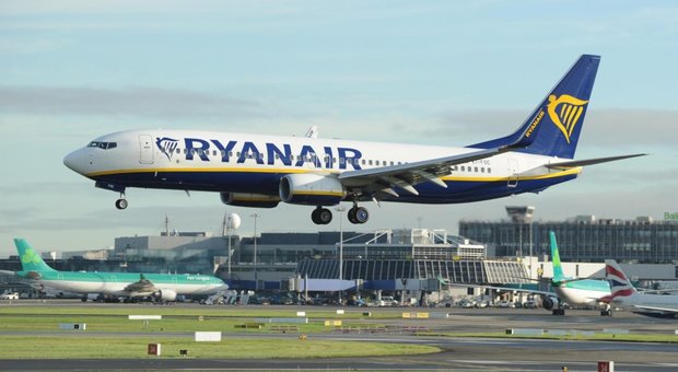 Ryanair rifiuta l'imbarco a una sedicenne malata di tumore: «Il prossimo volo è tra due giorni»