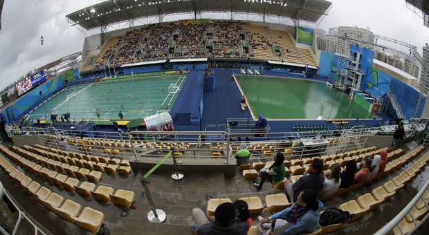 Rio 2016, la piscina dei tuffi diventa verde. La Cagnotto: «Che schifo, sembra un lago!»