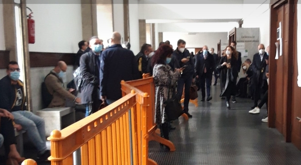 Tribunale, a Lecce impossibile mantenere le distanze anti covid: protestano i penalisti