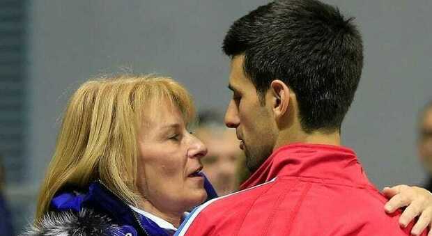 Djokovic, dopo il papà parla anche la mamma: «Prigioniero in un hotel per immigrati, insetti e cibo terribile»