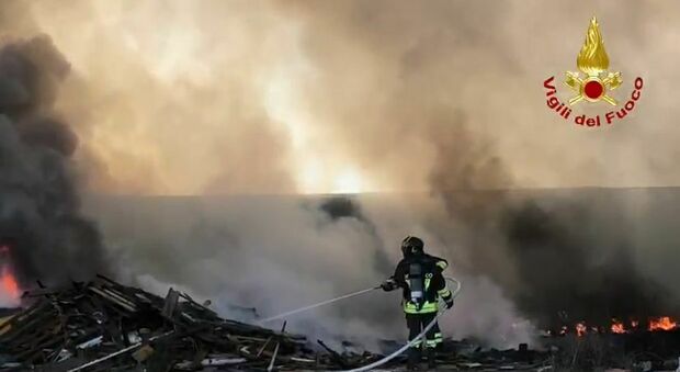 Incendio in un capannone in disuso, struttura divorata dalle fiamme