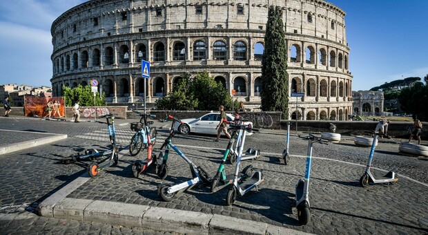 Monopattini a Roma, le nuove regole: dai limiti di velocità all'obbligo di targa, tutto quello che c'è da sapere