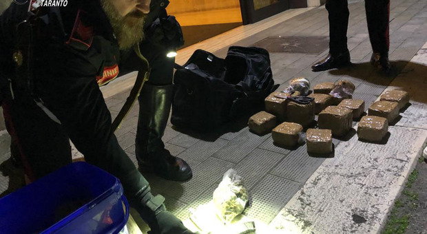Taranto, i carabinieri sequestrano 8 chili e mezzo di droga, pistola e munizioni: tutto nascosto in pieno centro