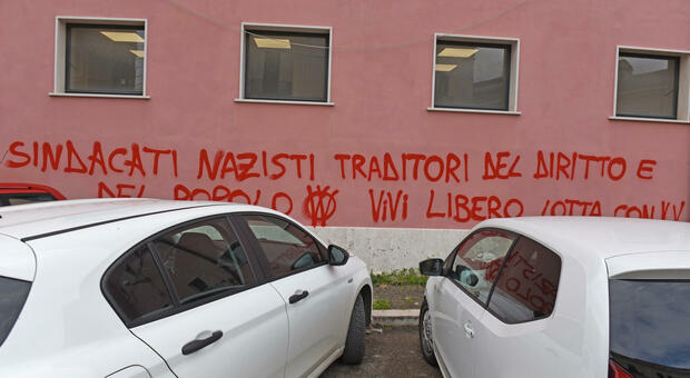 Scritte choc sui muri contro la Cgil: “Sindacati nazisti”. Gesmundo: «Idioti e farneticanti»