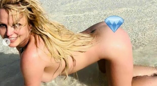 Britney Spears fuori controllo: completamente nuda al mare, posta tutto su Instagram