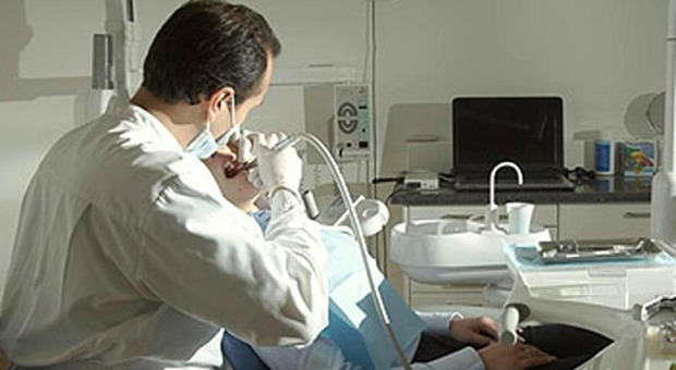 Genova, dentista lascia 5 milioni in eredità ad associazioni benefiche: «Esclusi i parenti, non li perdono»