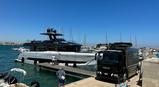 Gasolio al posto dell'acqua: il mega yacht resta in porto a Otranto