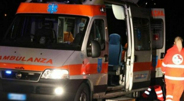 Cade in casa, i carabinieri scavalcano e le salvano la vita: disavventura per una 80enne