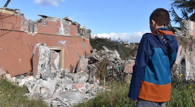 Etna, frattura in strada: 10 famiglie evacuate. E molti sfollati dormono in auto