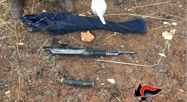 Mitra, pistola e 25 chili di tritolo trovati in campagna: quattro arresti