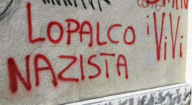 “Lopalco nazista" scritto su un muro. Il professore: «I no vax tengono in ostaggio l'intero paese»